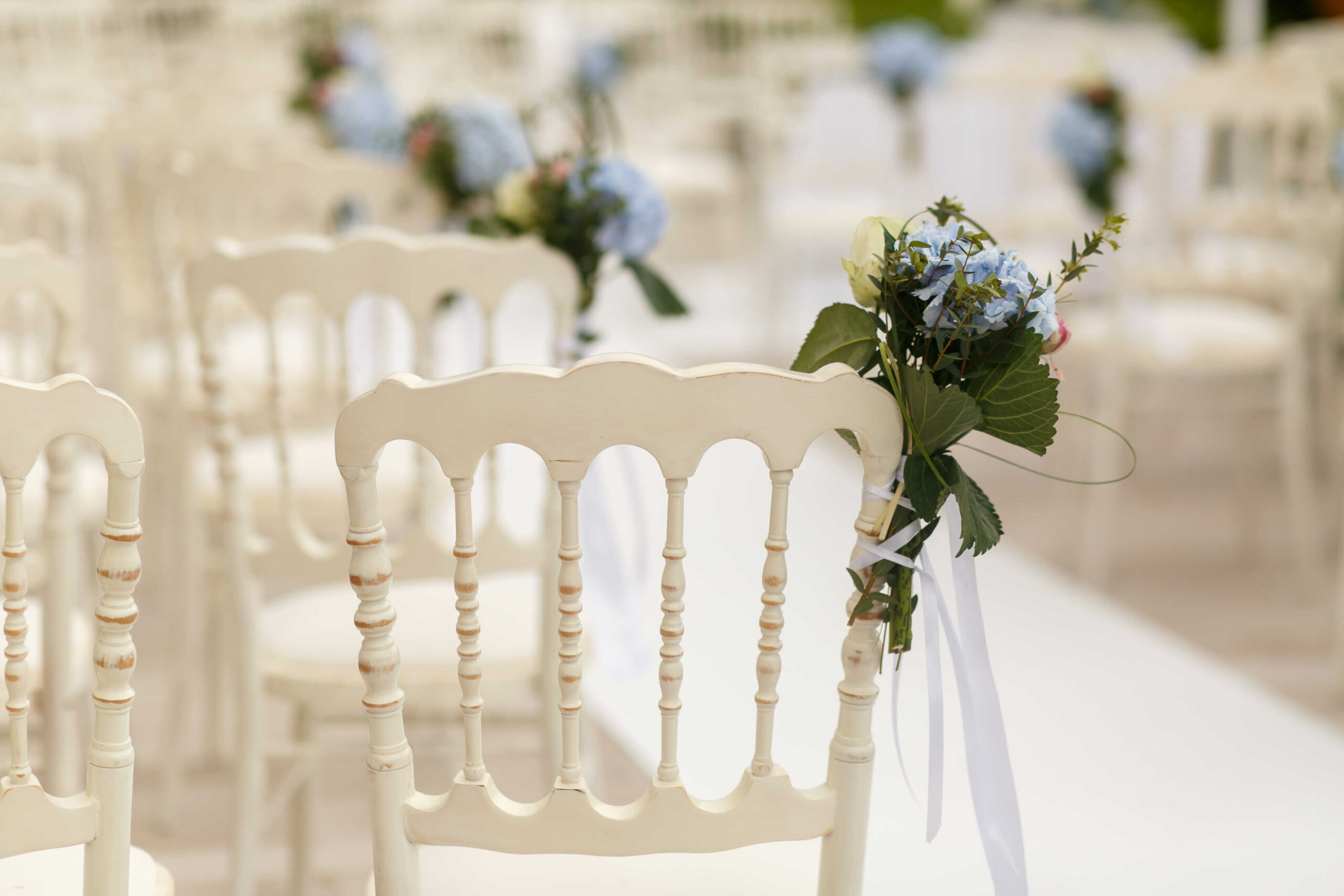 Blumensträuße mit Schleifen an Kirchenbänken als Deko Hochzeit zum selber machen