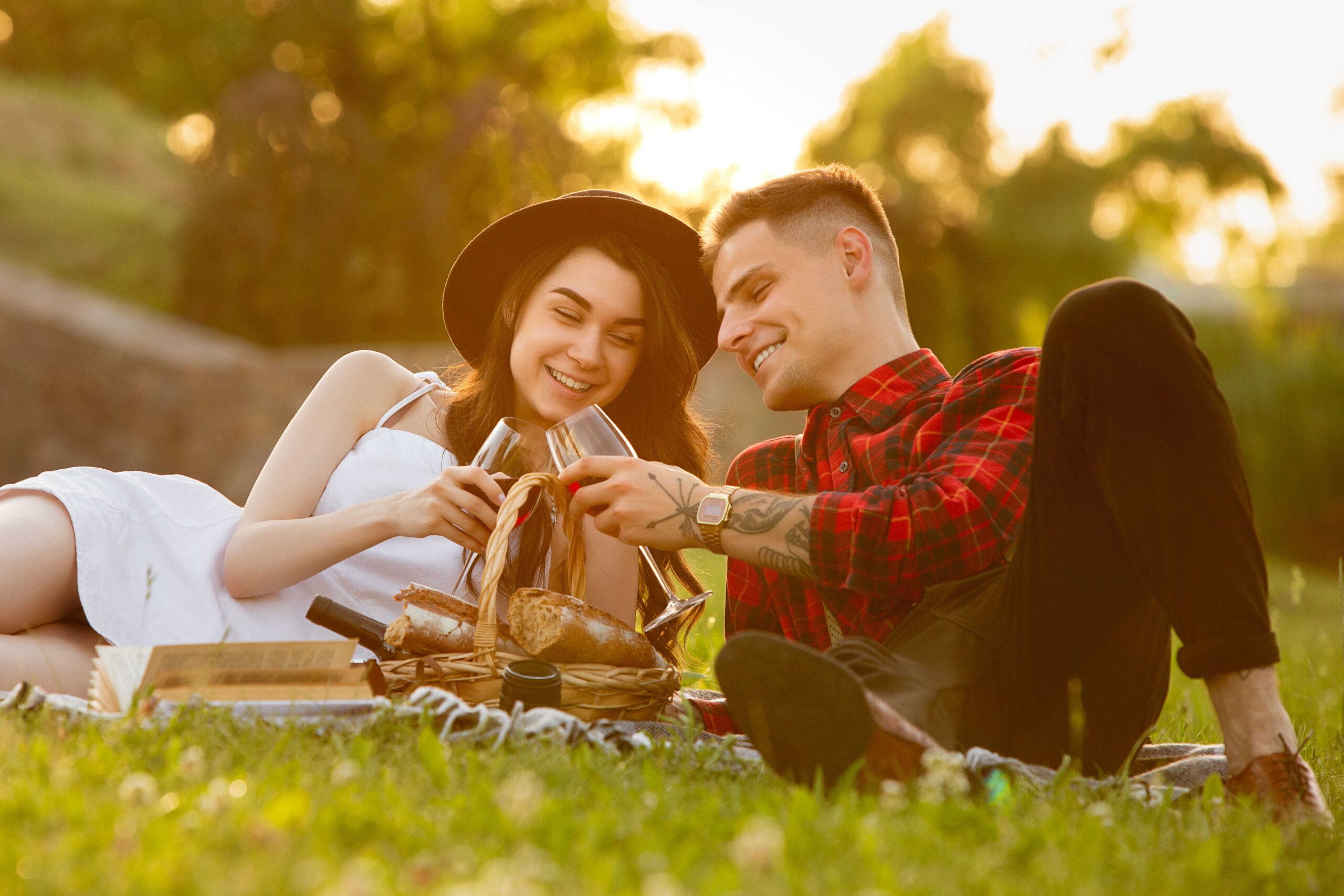 Romantisches Picknick im Sonnenuntergang - Genießen coole Moment mit Ihren Partner!