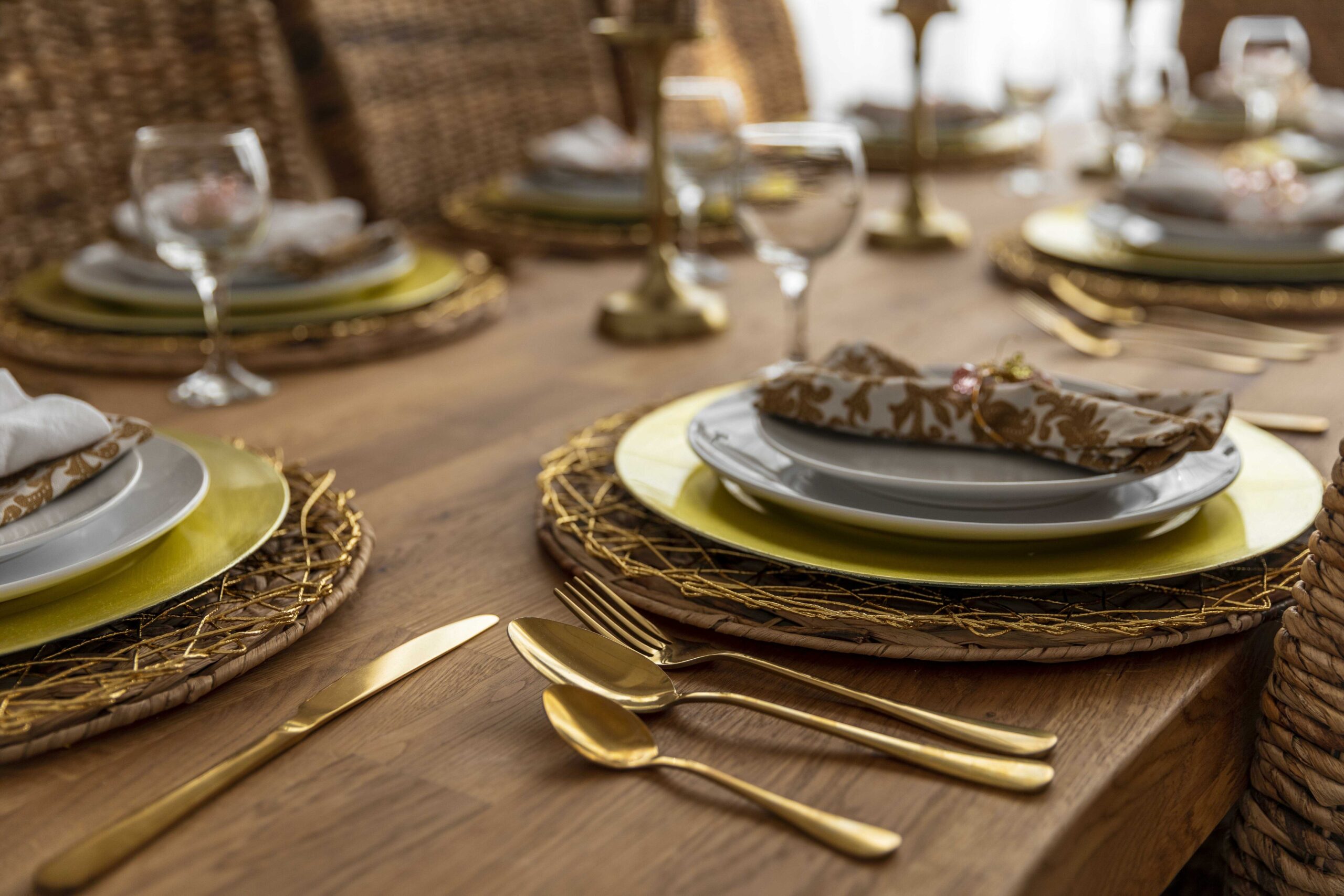 Goldene Tischdecken und Servietten- Vorbereitung für goldene Hochzeit Deko