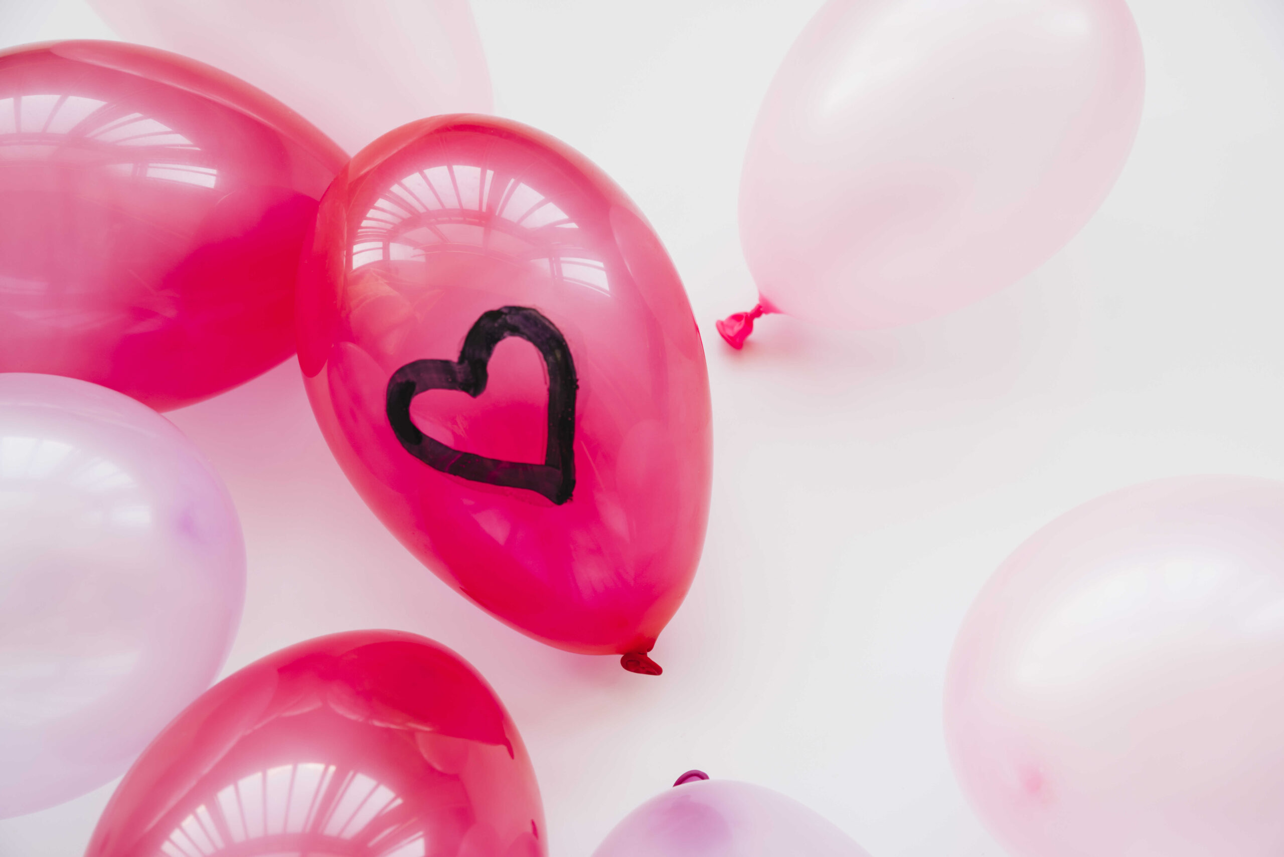 Herzförmige Konfettiballons - Luftballon Hochzeit Deko