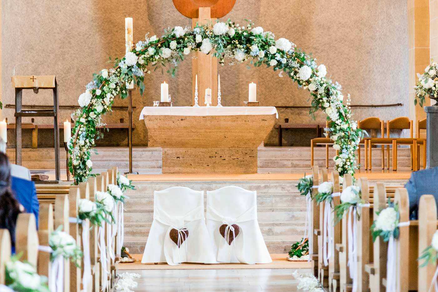 Deko Kirche Hochzeit schlicht für den Altar