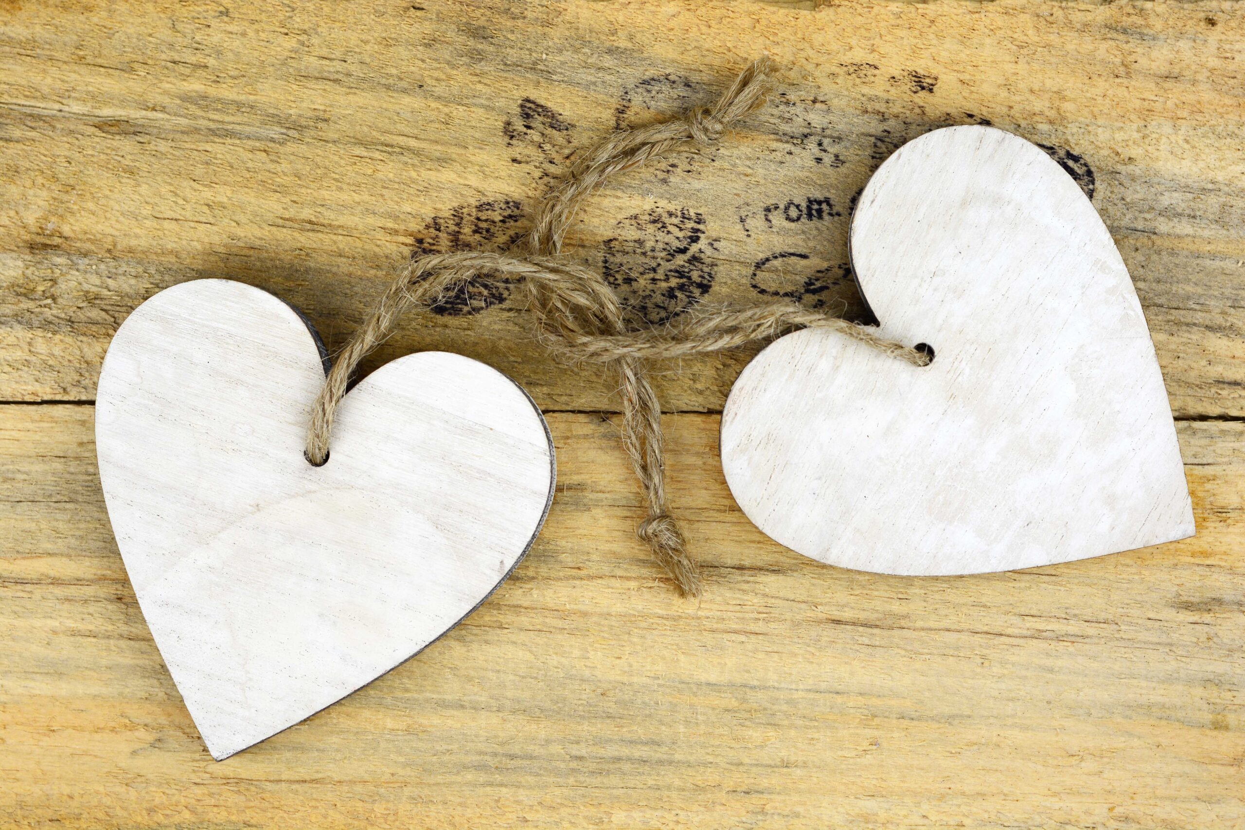 Diese zauberhafte hölzerne Hochzeit Deko symbolisiert nicht nur Liebe, sondern auch Verbundenheit.