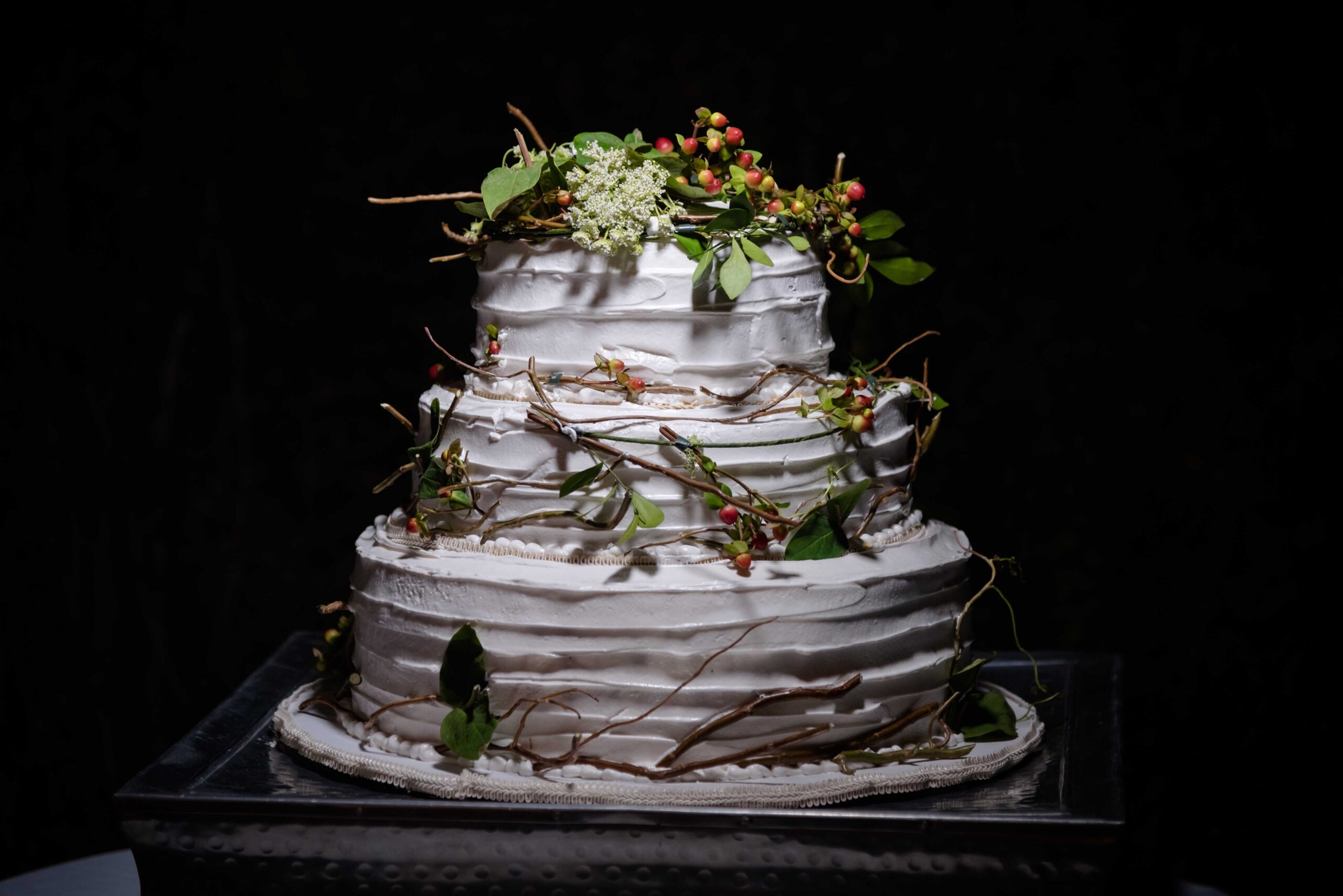 Streuen Sie silberne Blattakzente über die torte für hochzeit deko, um eine natürliche Eleganz zu schaffen