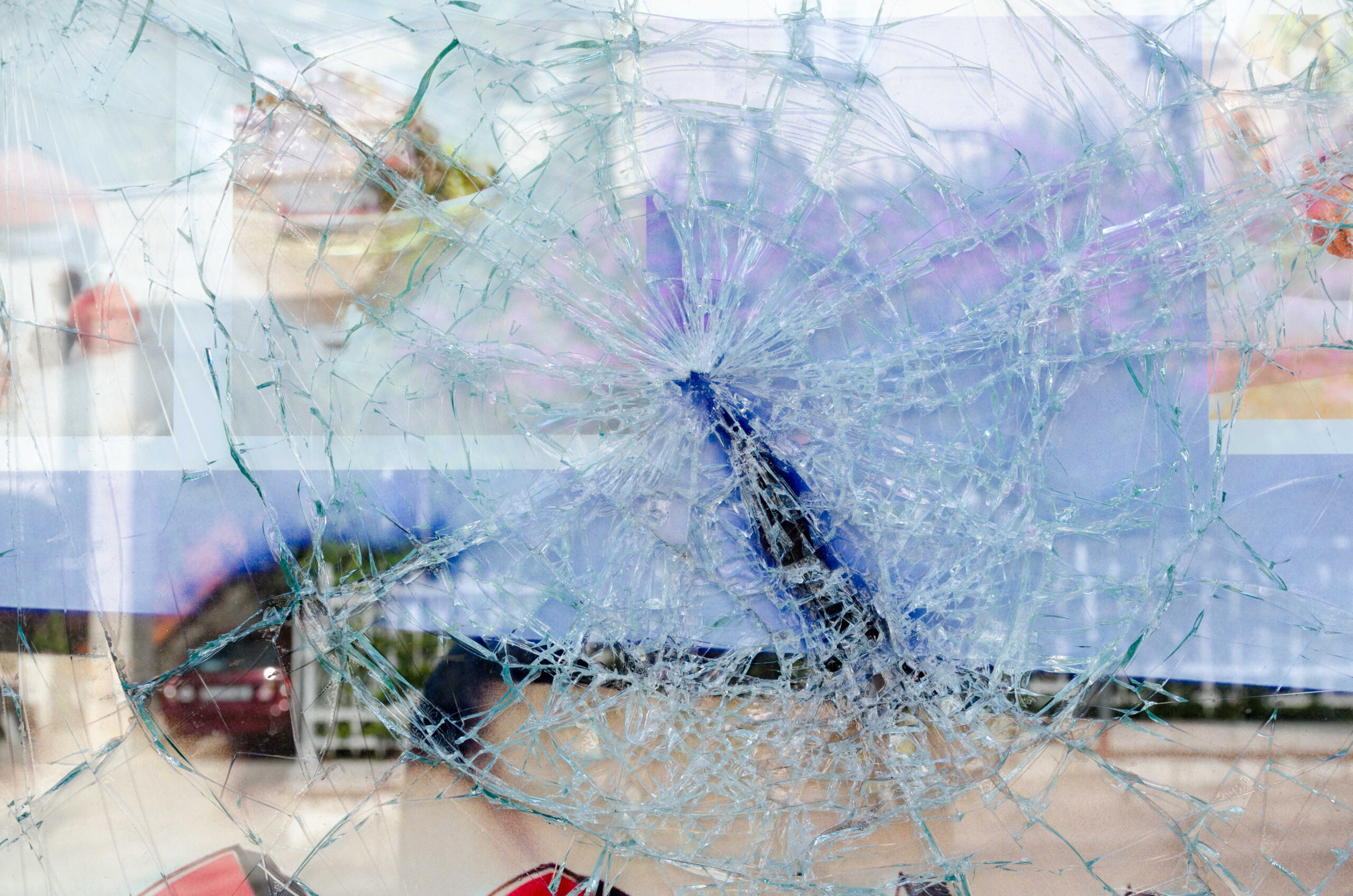 Entscheiden Sie sich stattdessen für robustes Acrylglas oder andere bruchsichere Materialien.