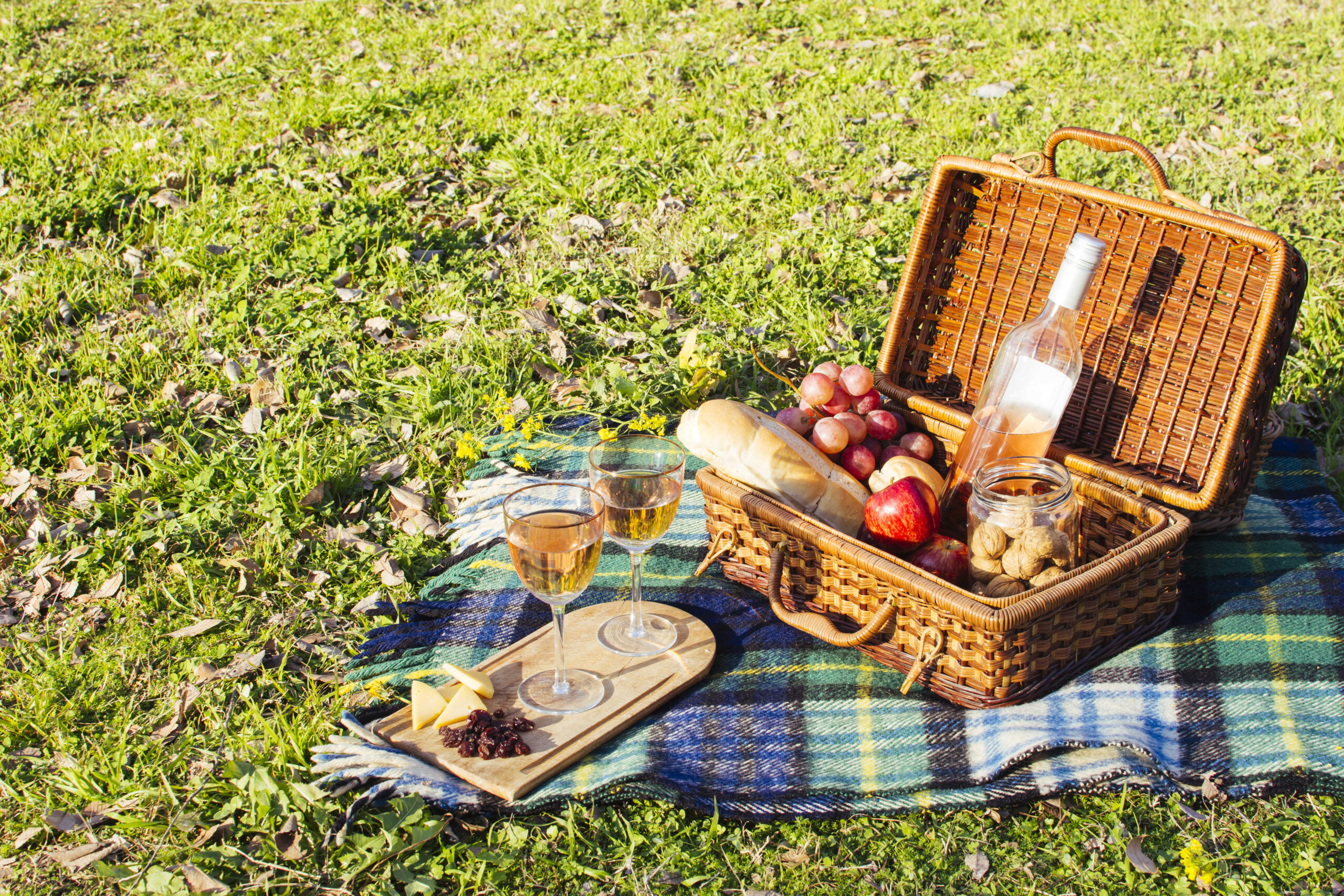 Picknickkorb mit Holzutensilien