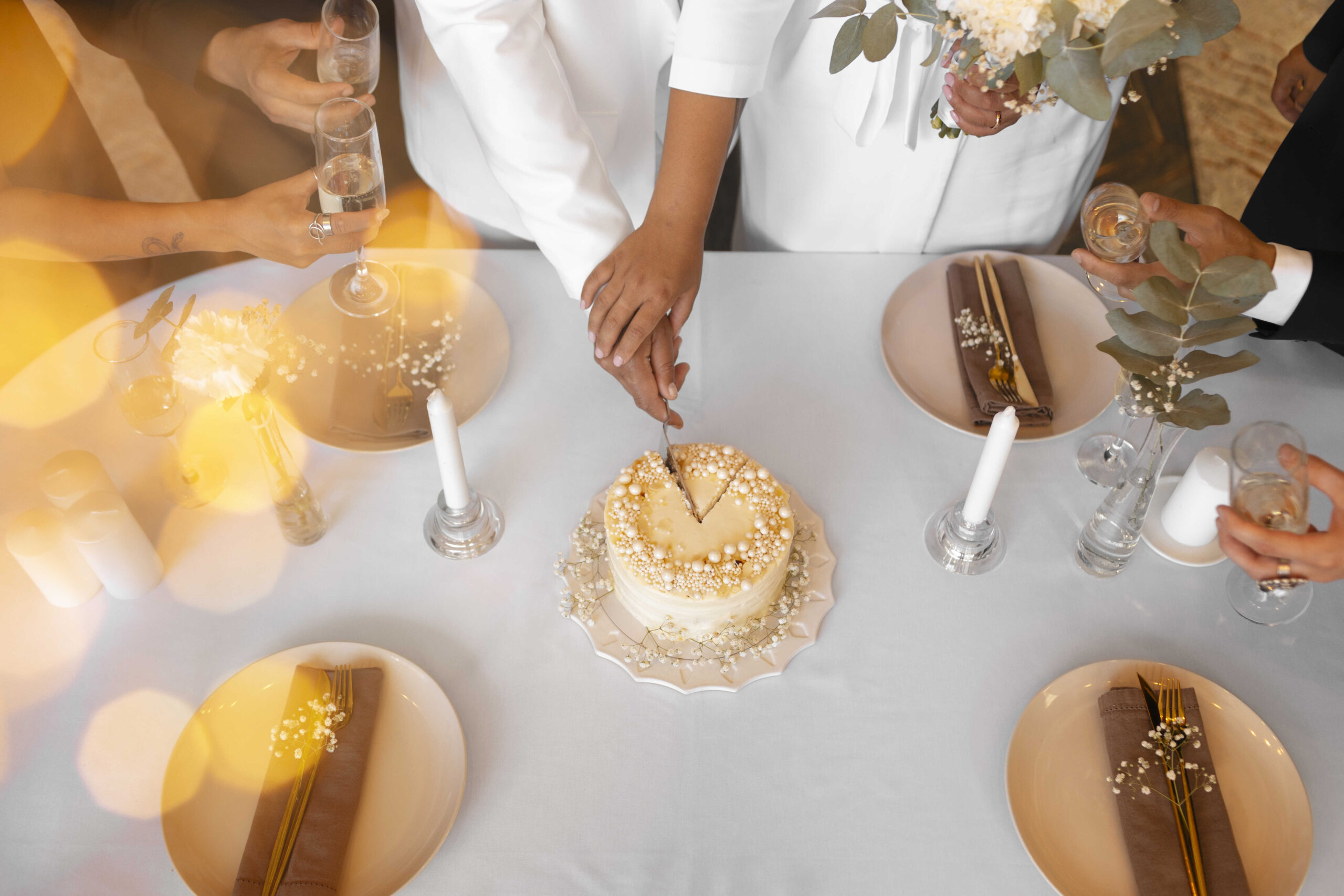 Verleihen Sie der Torte eine festliche Note mit goldenen Glitzerschleifen