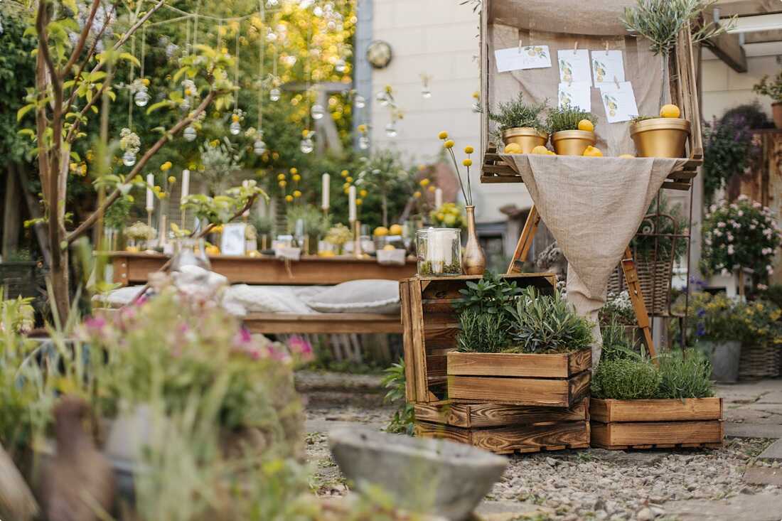 Goldgelbe Sitzkissen- hölzerne hochzeit deko garten