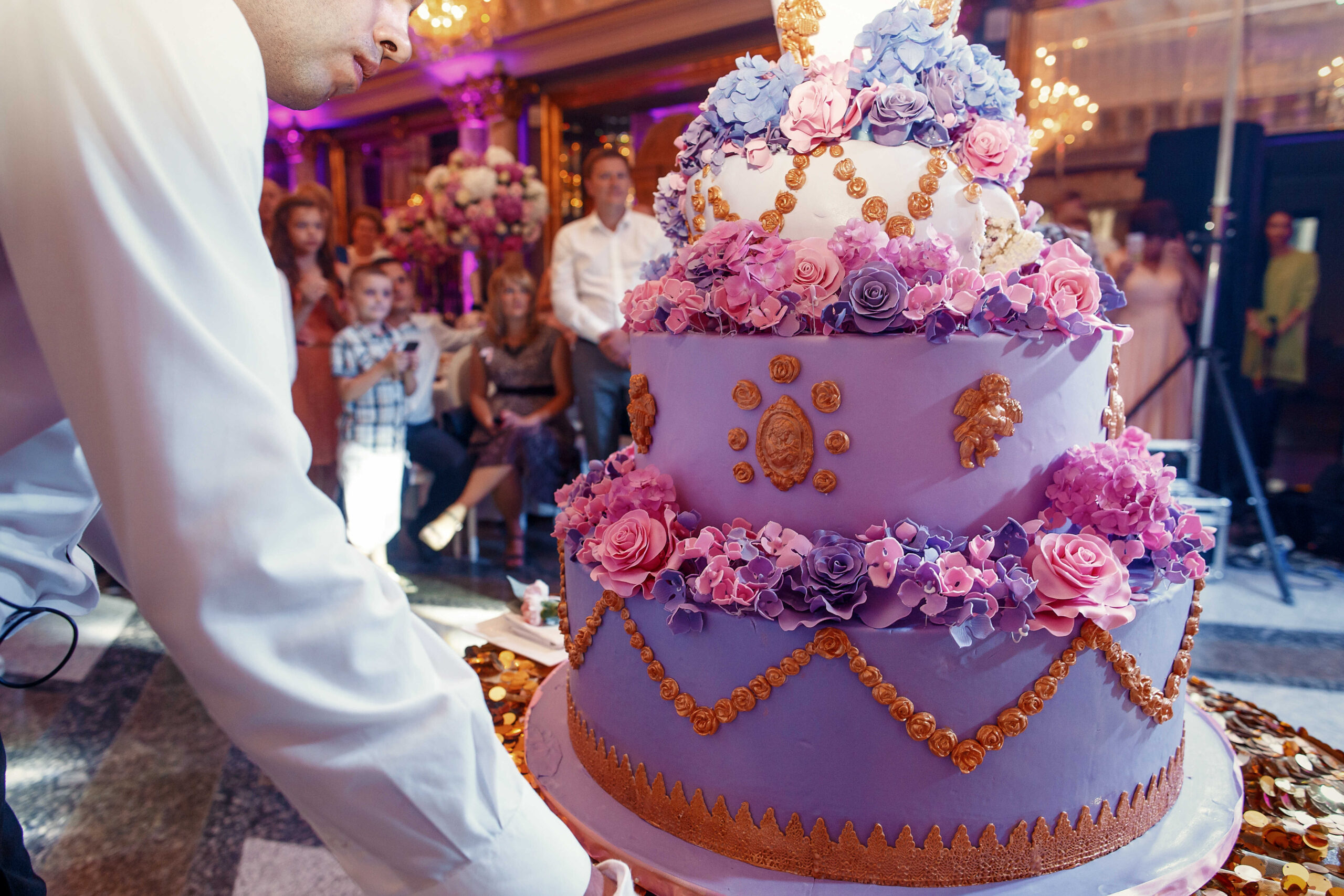 Formen Sie mit Ausstechformen oder von Hand verschiedene Figuren, Blumen oder andere gewünschte Elemente aus dem Fondant.