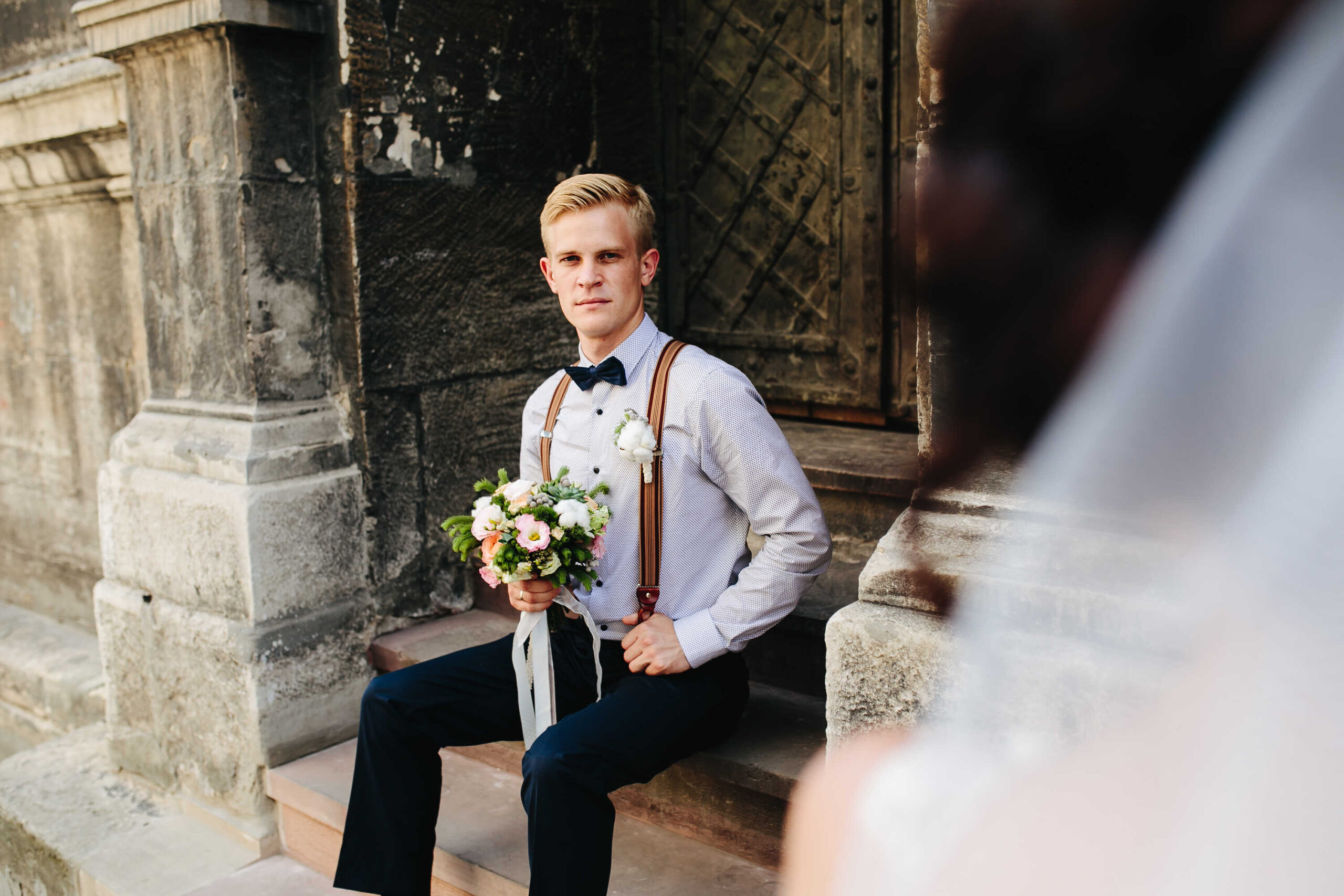 Mit liebevollen Details wird der standesamt Hochzeit Outfit einzigartig.