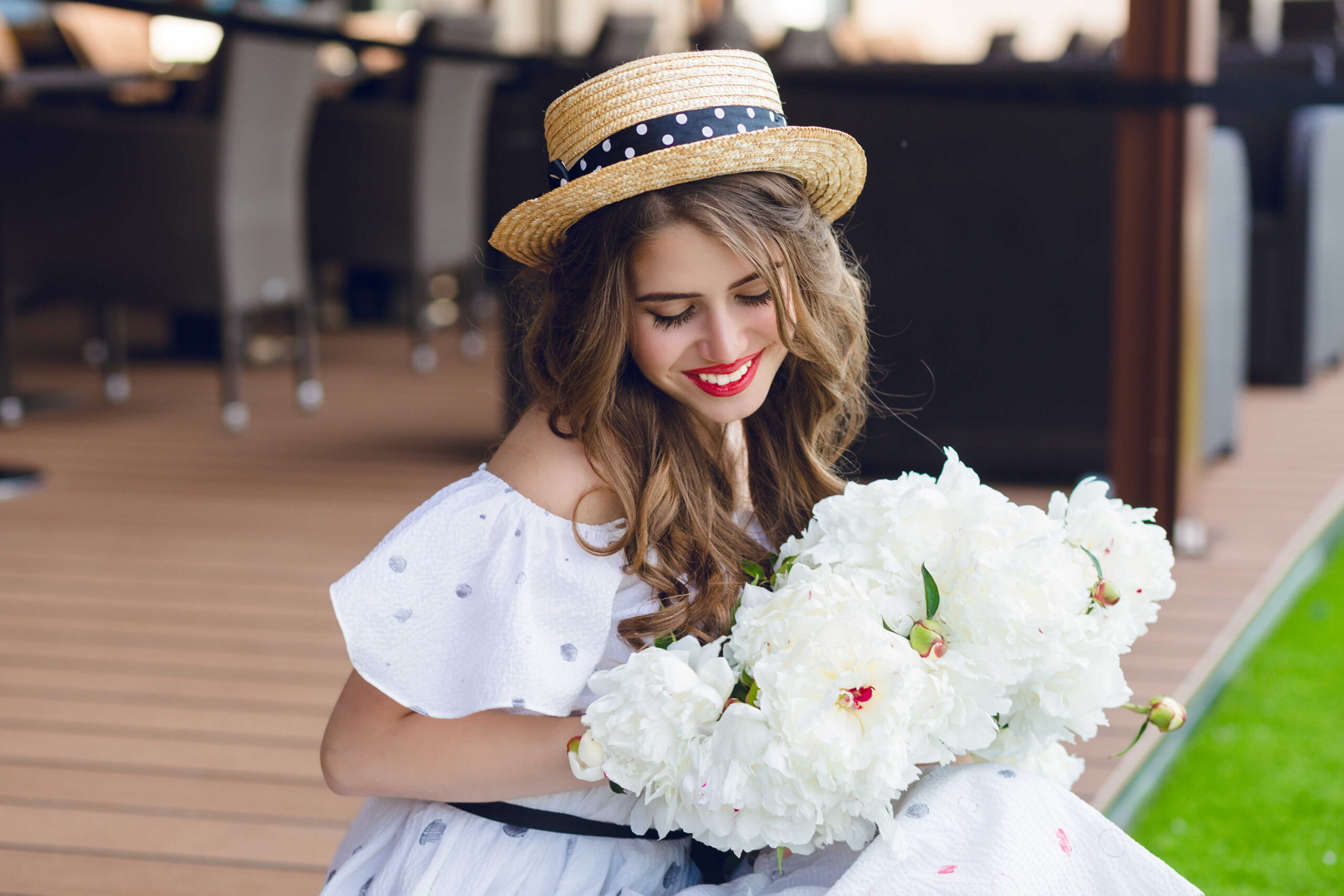 Ein leichtes, blumiges Kleid bringt Frische in Ihren Look – ideal für eine Sommerhochzeit im Freien