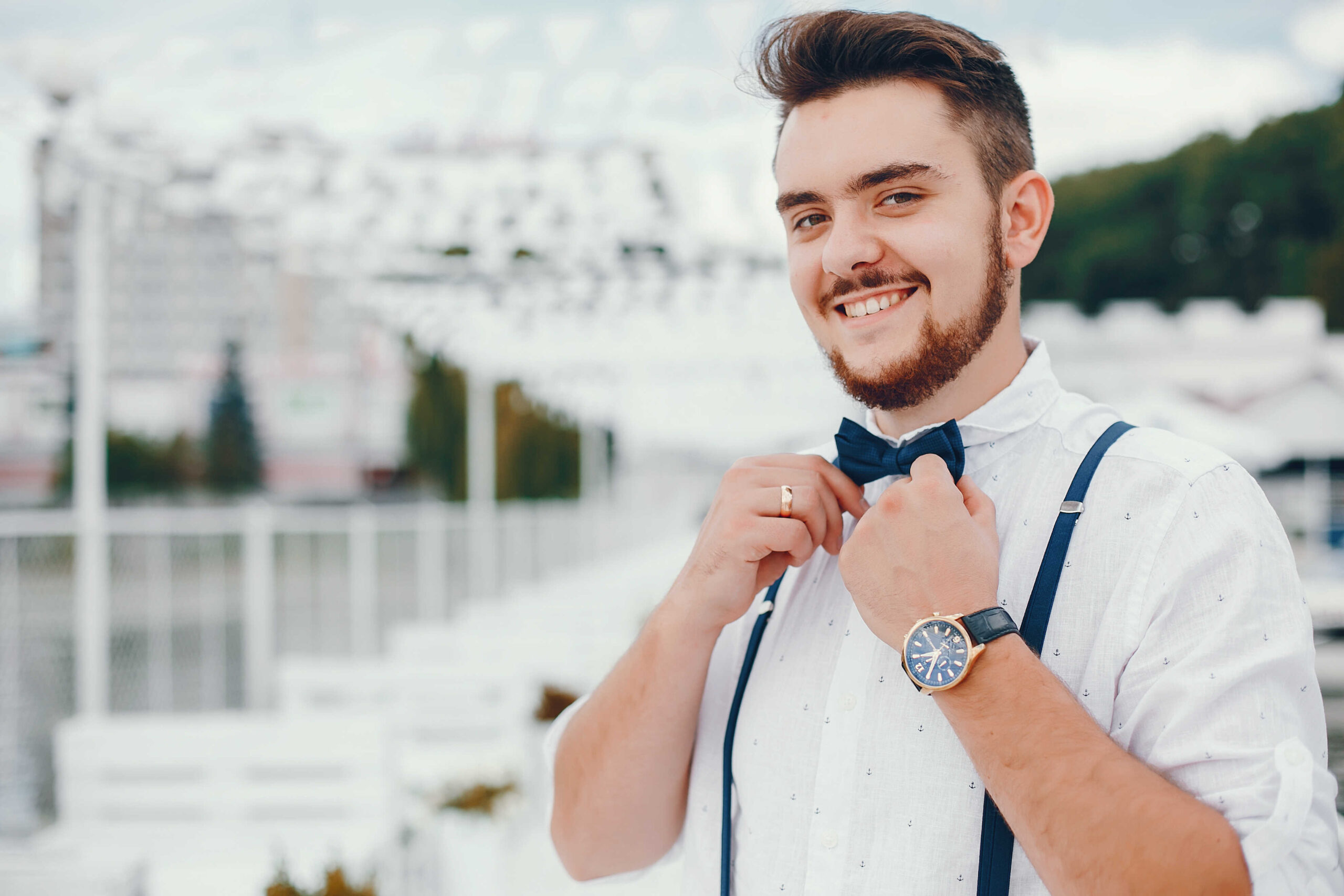 Fliege mit einem leichten Muster, verleihen Hochzeit Sommer Outfit Herren eine frische Note 