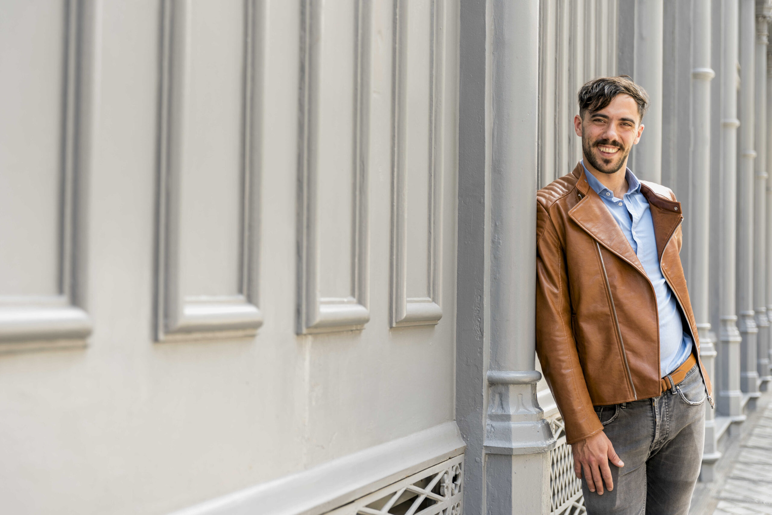 Lederjacke über Hemd und Jeans